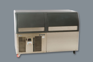 Machine à glaçons et verres de glace